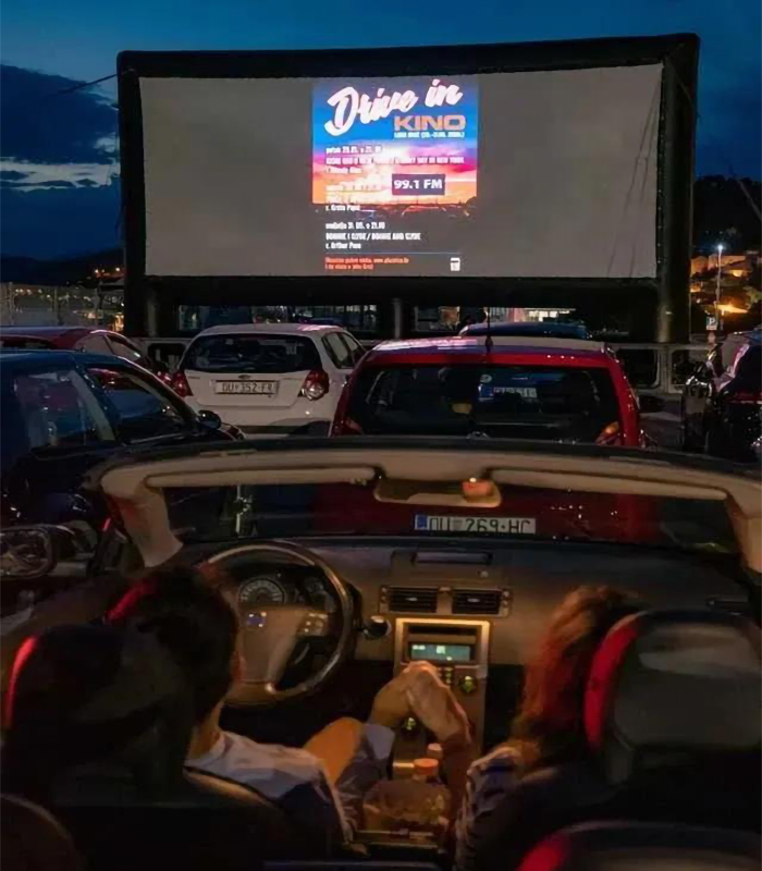 在汽车电影院看电影，会是什么样的体验？